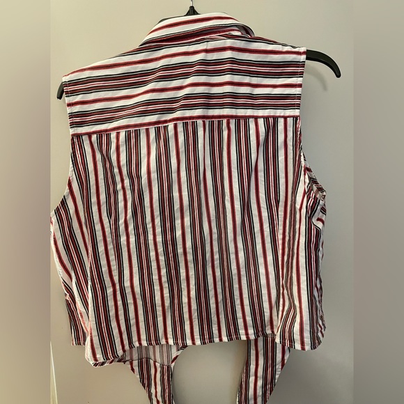 Cute cotton button up perfect for spring and summer. - Picture 3 of 5